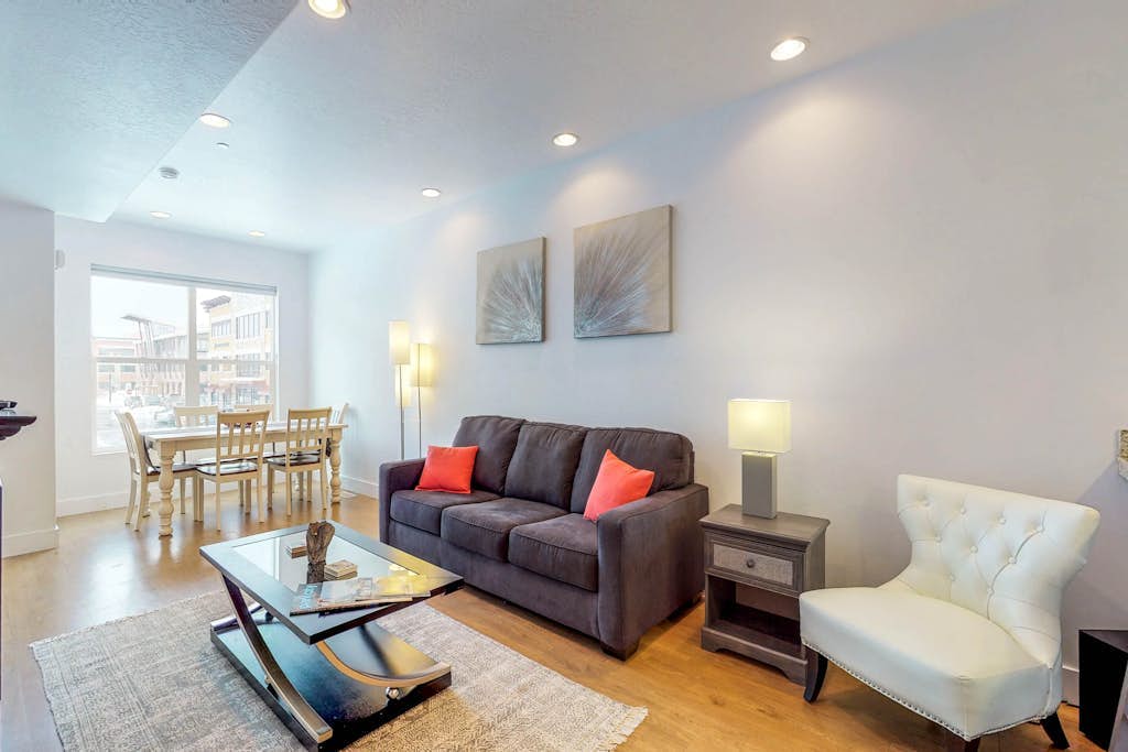 Immaculate townhome with  a private rooftop hot tub, walk to dining and nightlife