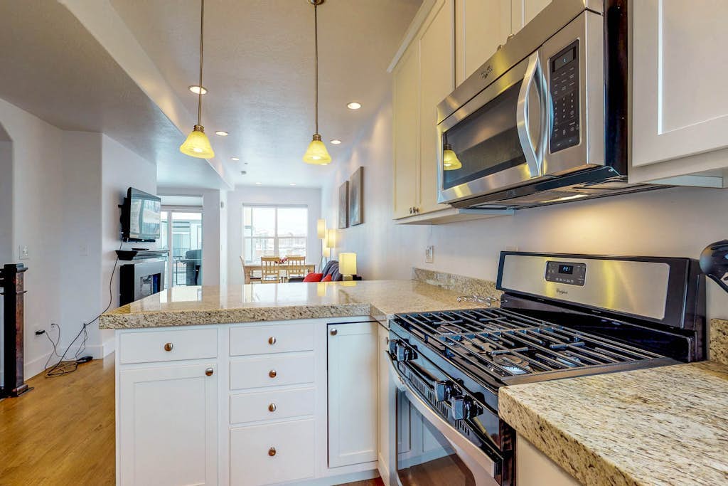 Immaculate townhome with  a private rooftop hot tub, walk to dining and nightlife