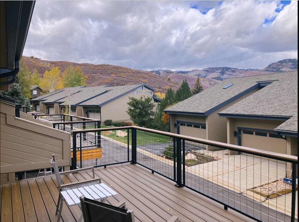 Bright dog-friendly townhome with gas fireplace & garage - walk to shuttle