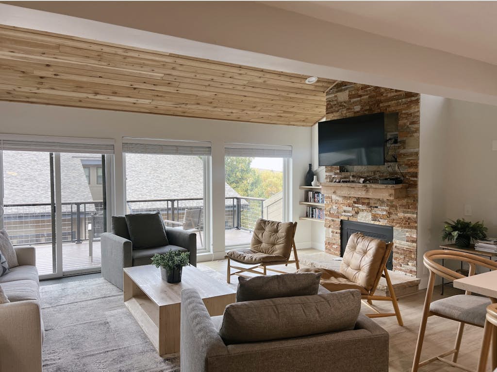 Bright dog-friendly townhome with gas fireplace & garage - walk to shuttle