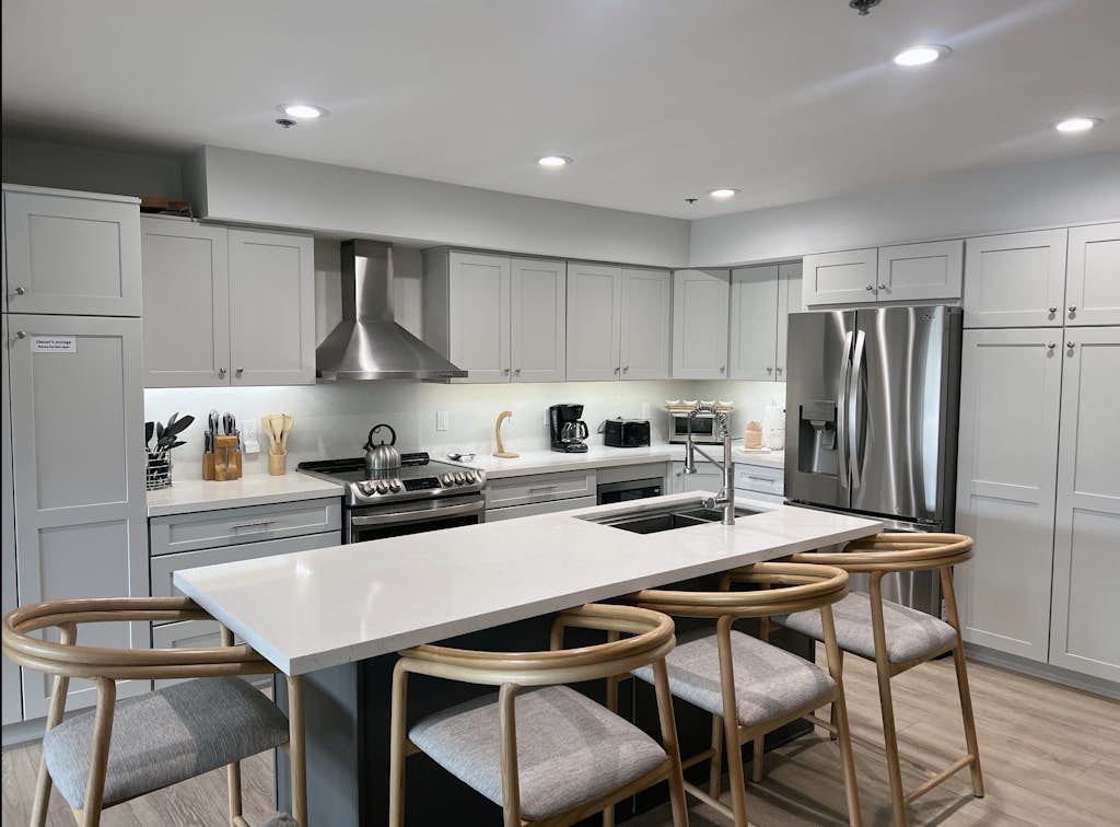 Bright dog-friendly townhome with gas fireplace & garage - walk to shuttle