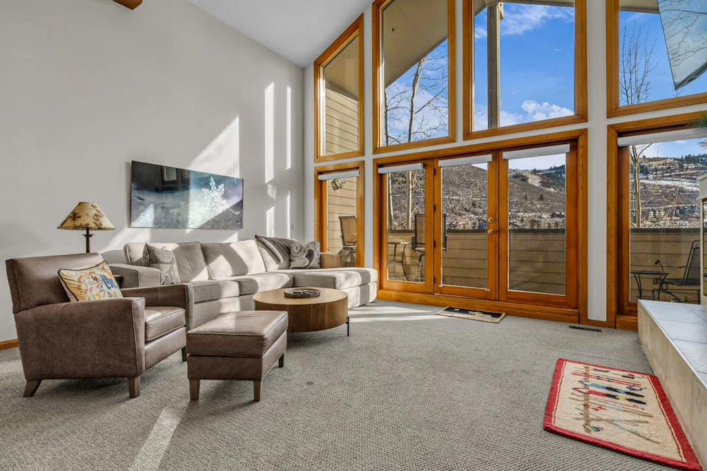 Light-filled condo with amazing ski views - on the shuttle route