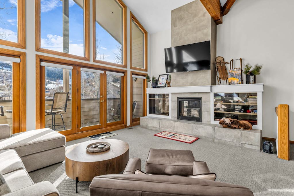 Light-filled condo with amazing ski views - on the shuttle route