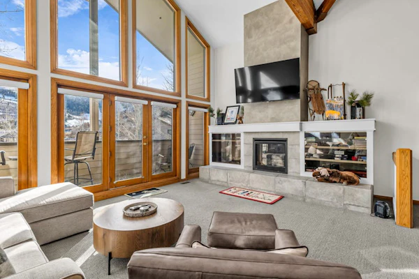 Light-filled condo with amazing ski views - on the shuttle route