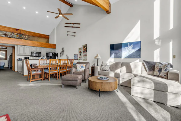 Light-filled condo with amazing ski views - on the shuttle route