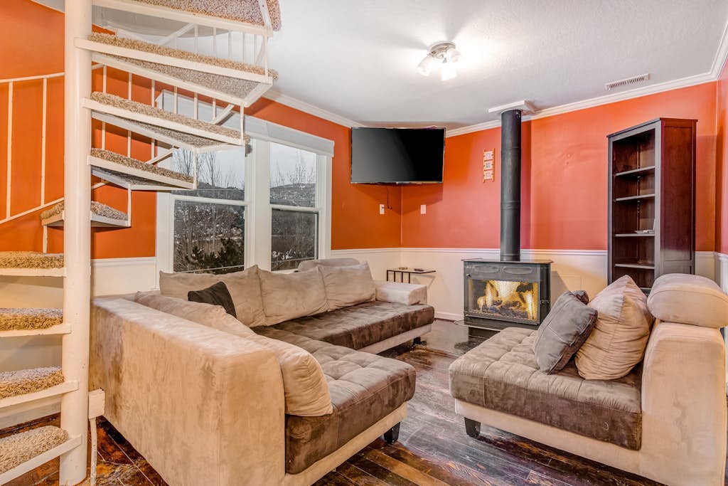 Victorian Townhome Near Main Street & Slopes with Full Kitchen & Ski Rack