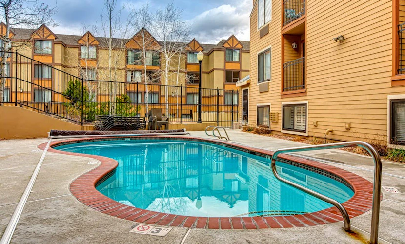 Bright condo near slopes with pool, hot tub & access to W/D - near golf, skiing