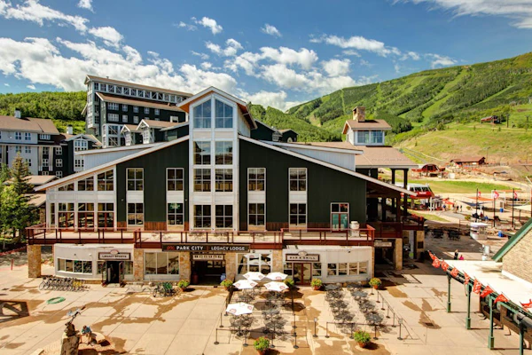Bright condo near slopes with pool, hot tub & access to W/D - near golf, skiing