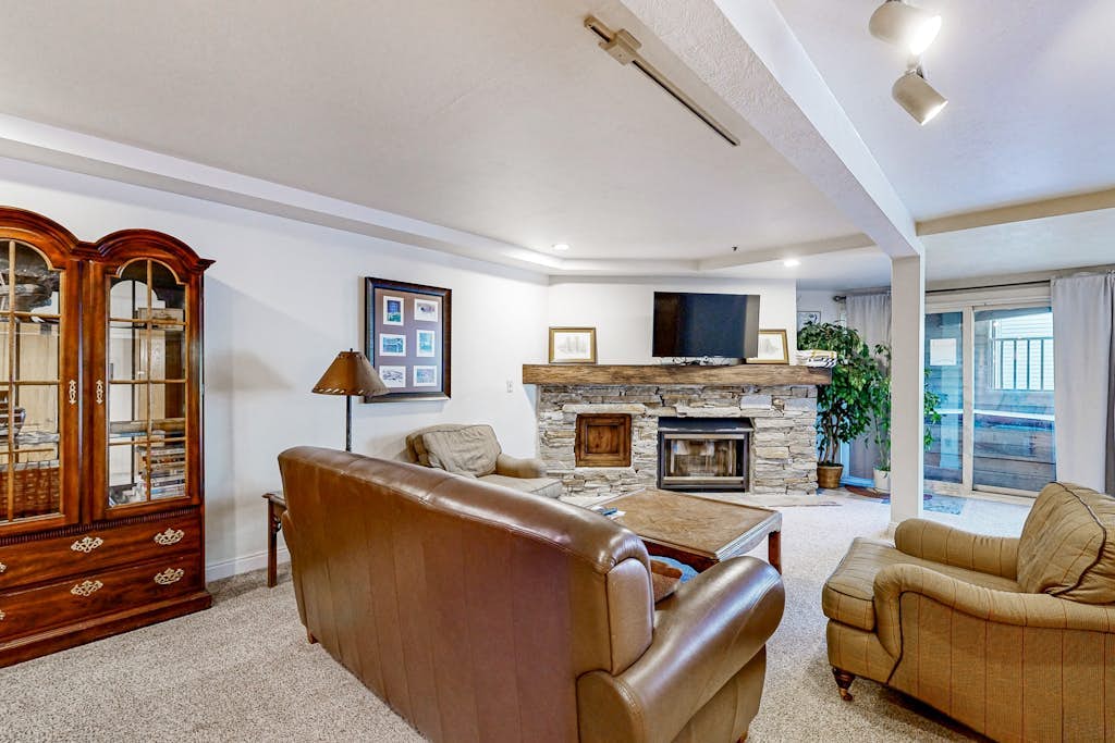 Spacious Ski-In/Ski-Out Resort with Pool - On Bus Line