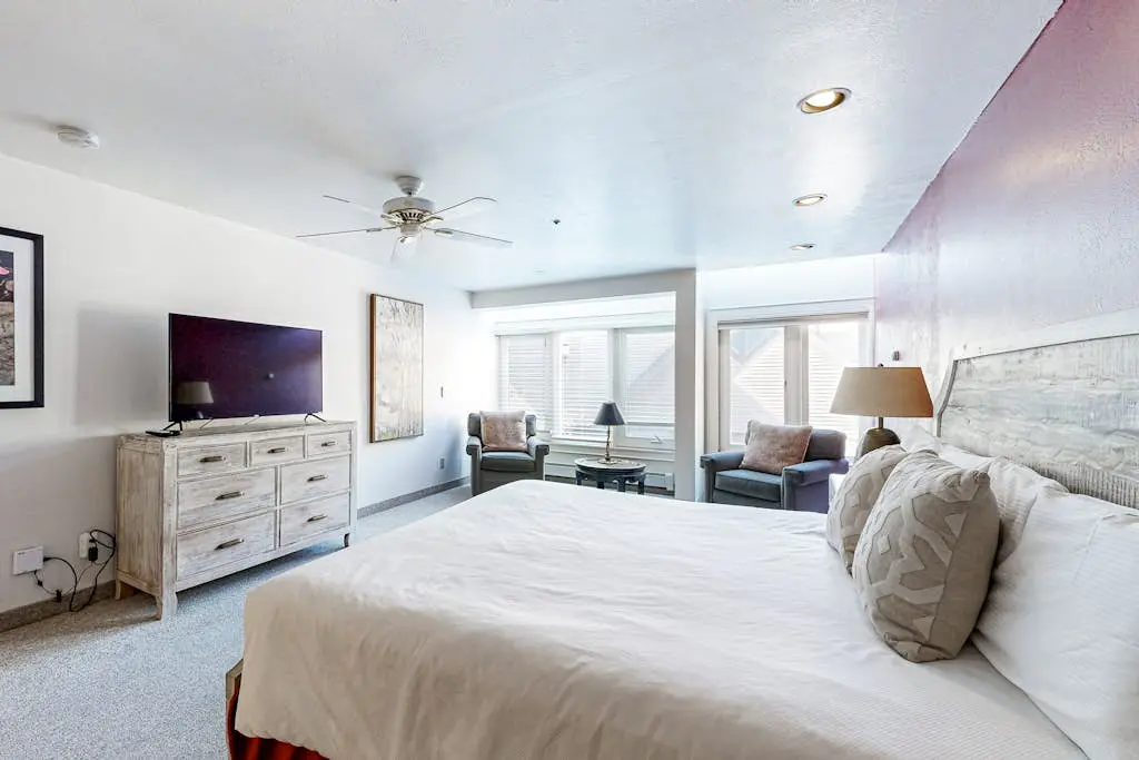 SKI-IN/SKI-OUT Mountain Village Lodge 269
