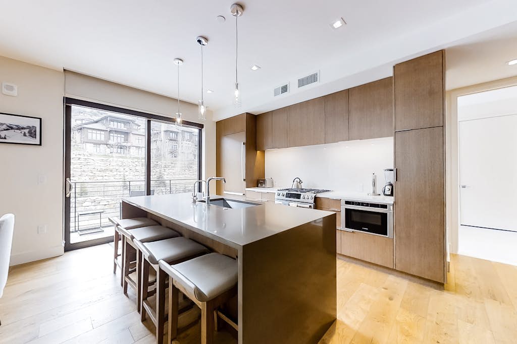 All-Suite Ski-In, Ski-Out Penthouse - Pool, Hot Tub & Mountain-View Balcony