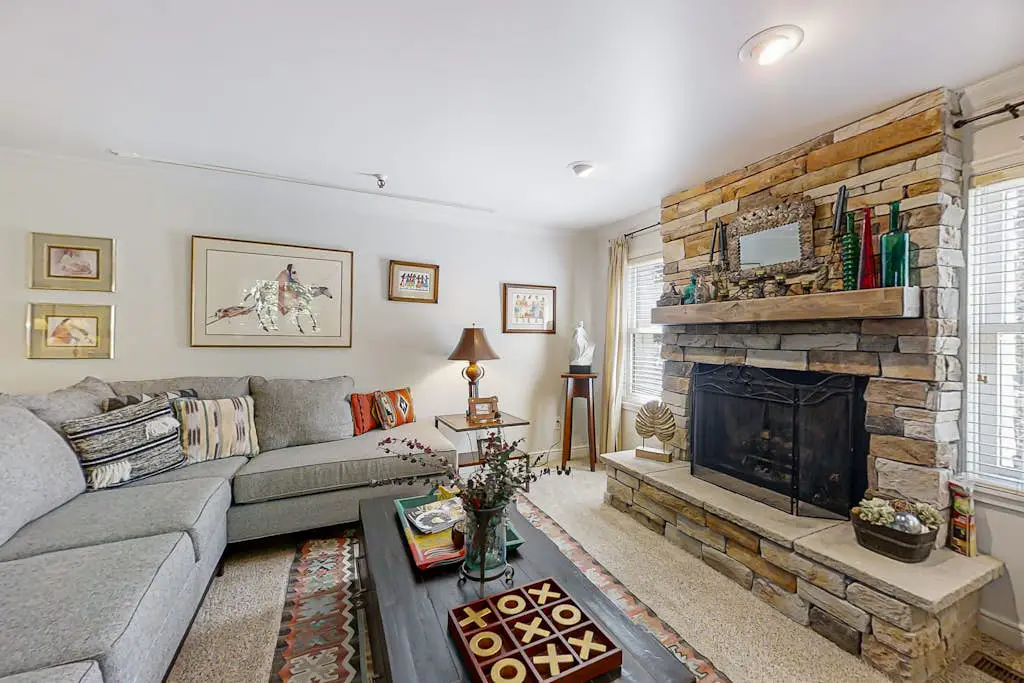 Stylish condo in prime location just steps from Main Street & Town Lift Plaza