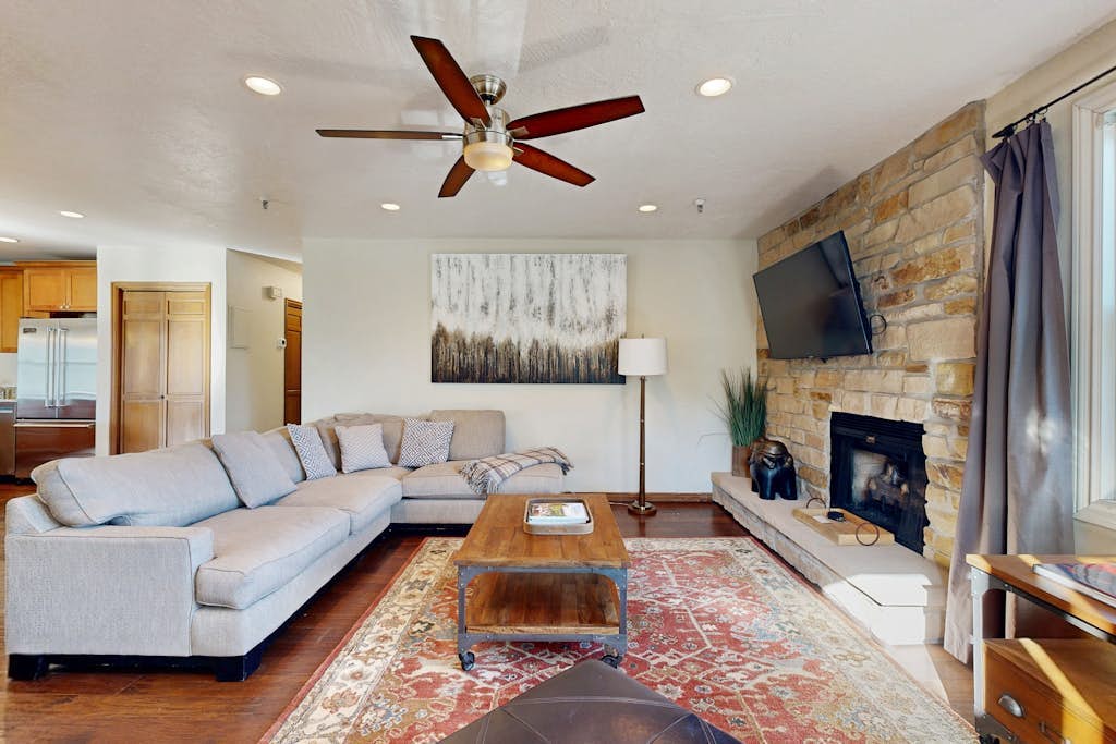 Mountain condo located 3 blocks from Town Lift Plaza & Main Street