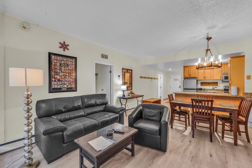 Bright condo close to the lifts with access to pool & hot tub