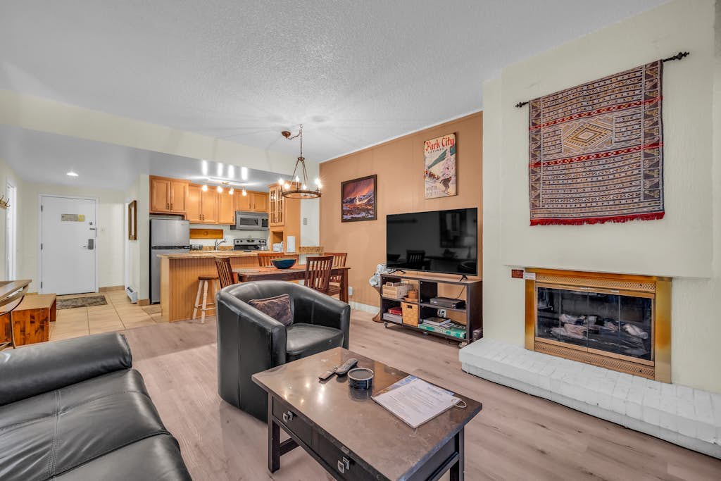 Bright condo close to the lifts with access to pool & hot tub