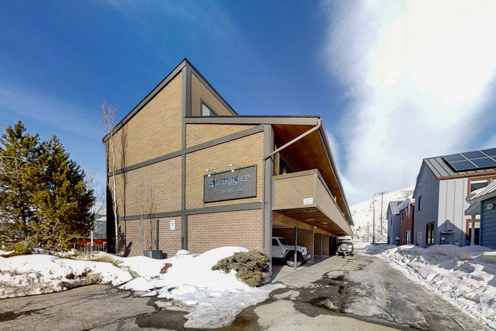 Bright Townhome with  Sauna, Fireplace & Grill - Walk to Resort Base