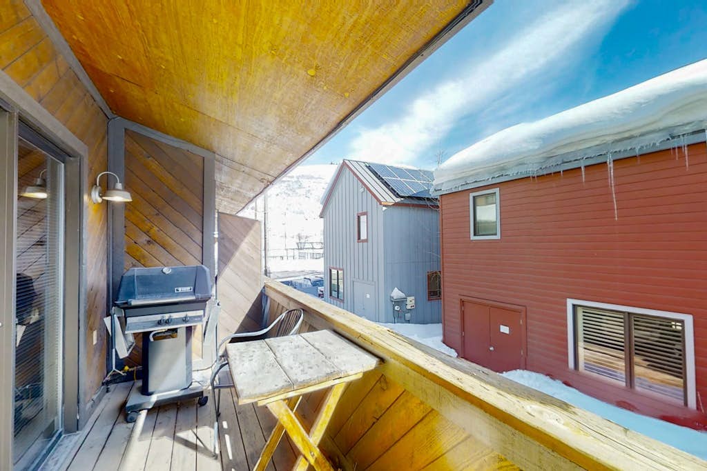 Bright Townhome with  Sauna, Fireplace & Grill - Walk to Resort Base