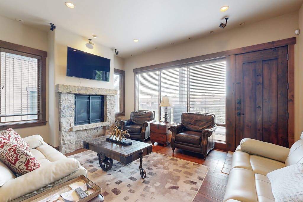 Sophisticated Mountain-View Condo - Hot Tub, Heated Pool - Walk to Gondola