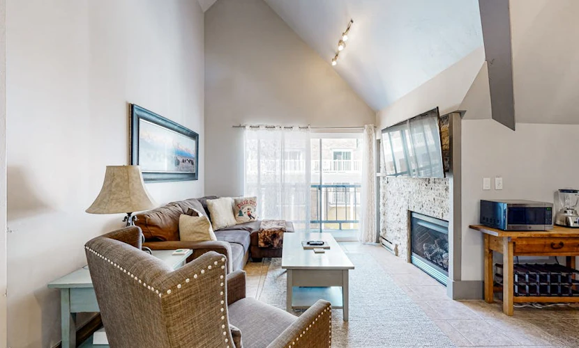 Upscale ski-in - ski-out condo with fireplace, all-season pool, hot tub & gym