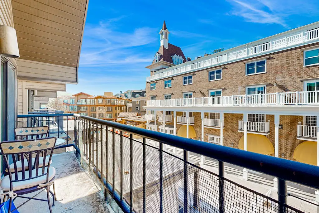 Upscale ski-in - ski-out condo with fireplace, all-season pool, hot tub & gym