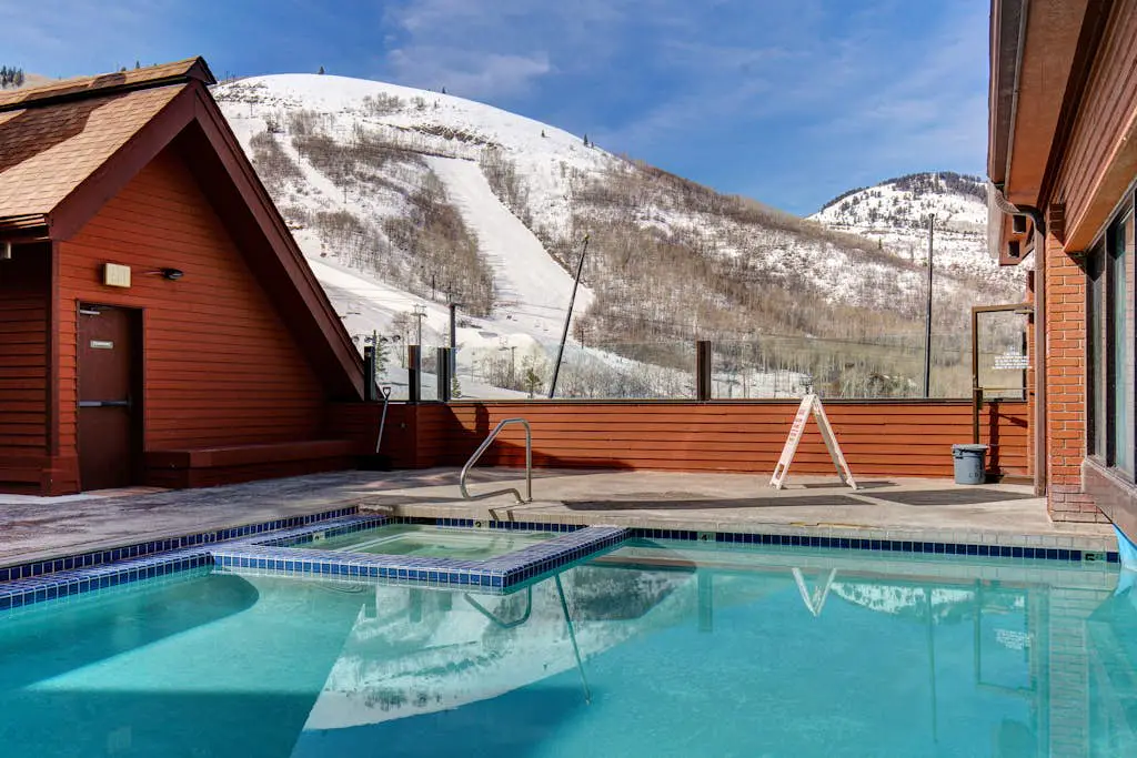Upscale ski-in - ski-out condo with fireplace, all-season pool, hot tub & gym