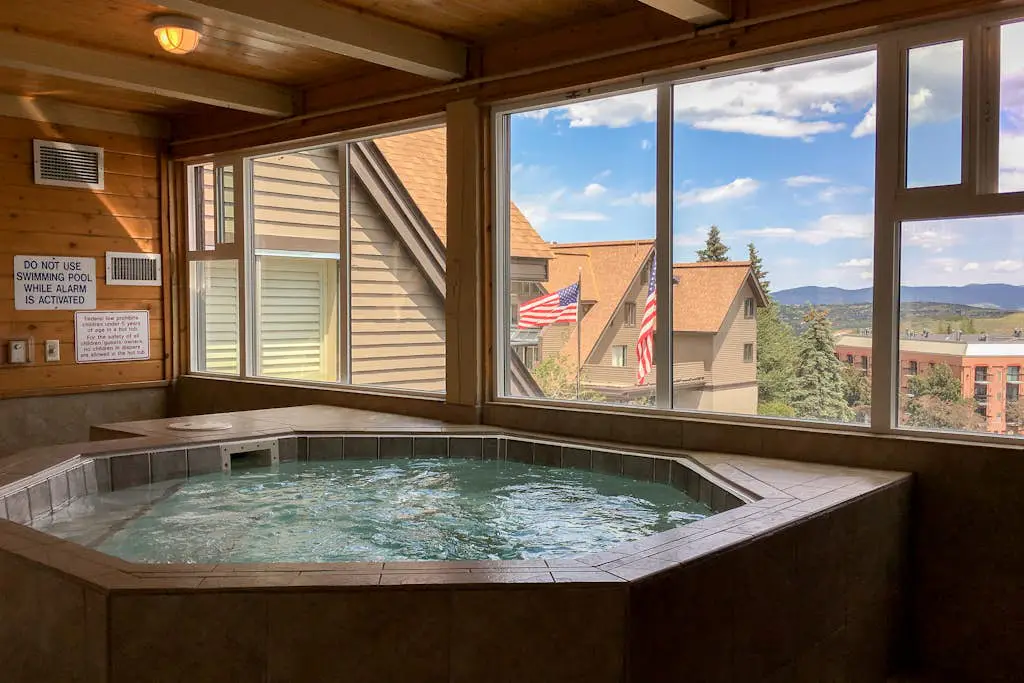 Upscale ski-in - ski-out condo with fireplace, all-season pool, hot tub & gym