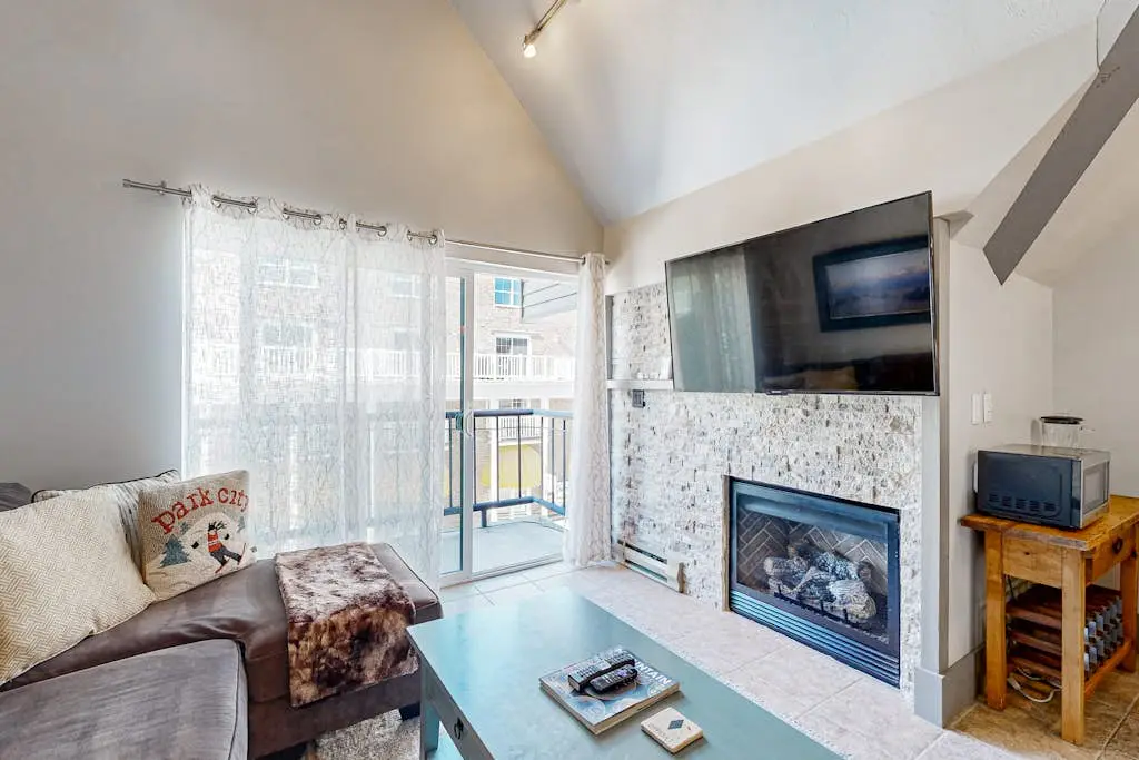 Upscale ski-in - ski-out condo with fireplace, all-season pool, hot tub & gym