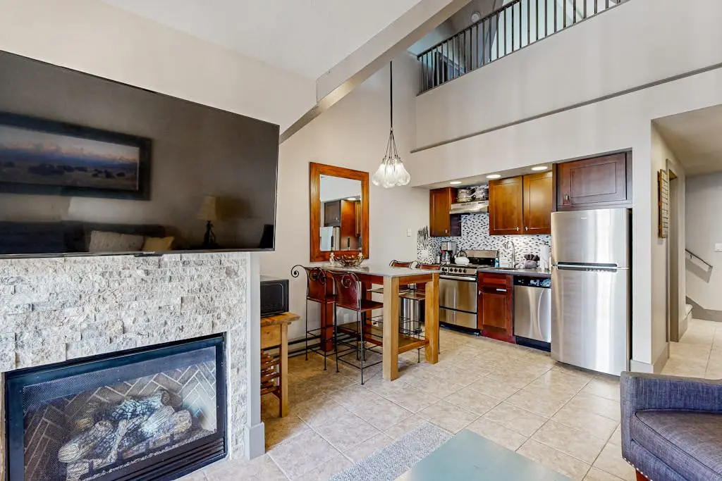 Upscale ski-in - ski-out condo with fireplace, all-season pool, hot tub & gym