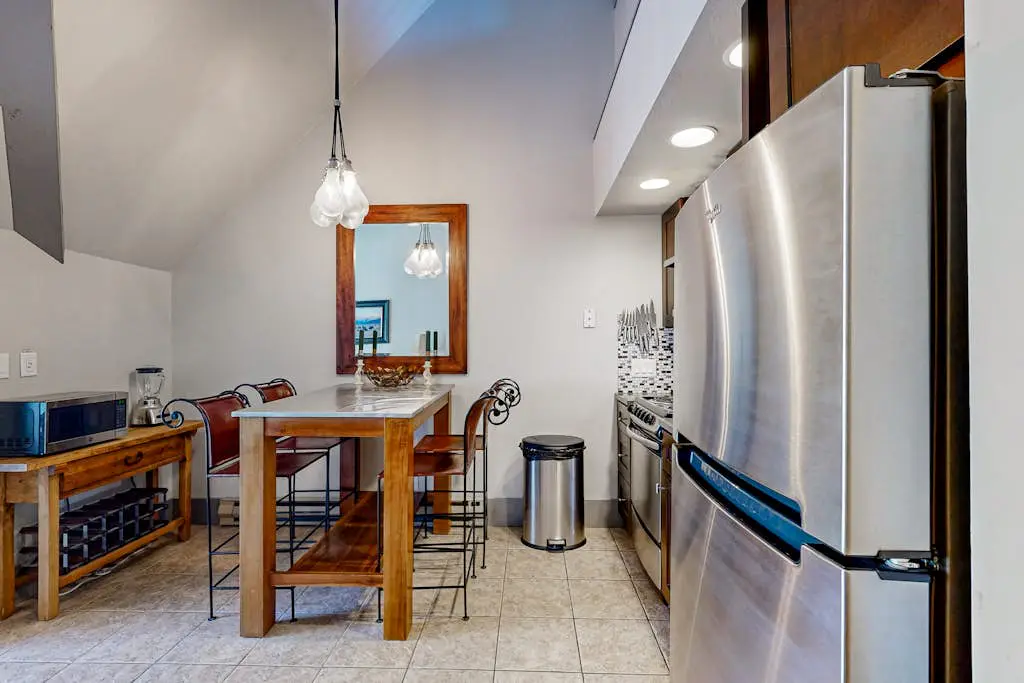 Upscale ski-in - ski-out condo with fireplace, all-season pool, hot tub & gym