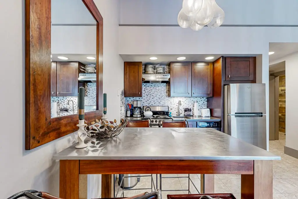 Upscale ski-in - ski-out condo with fireplace, all-season pool, hot tub & gym