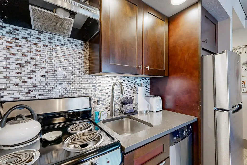 Upscale ski-in - ski-out condo with fireplace, all-season pool, hot tub & gym