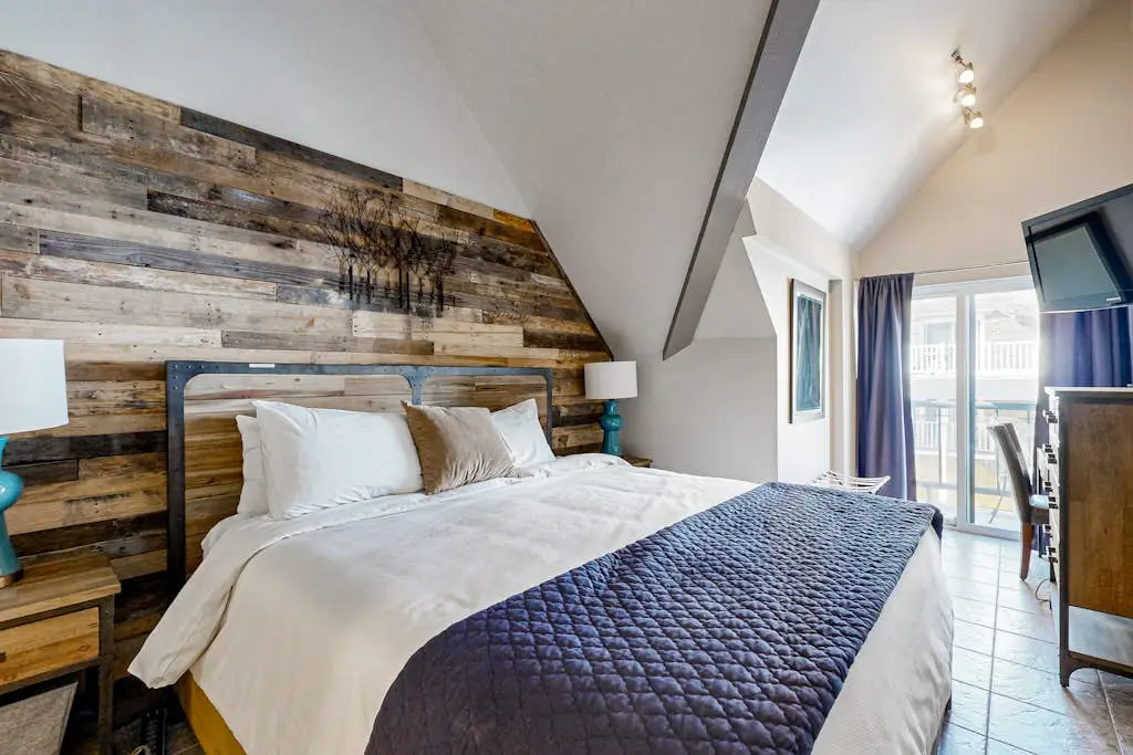 Upscale ski-in - ski-out condo with fireplace, all-season pool, hot tub & gym