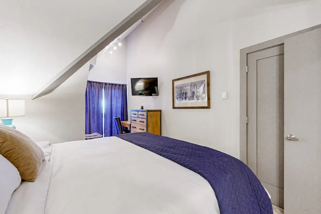 Upscale ski-in - ski-out condo with fireplace, all-season pool, hot tub & gym