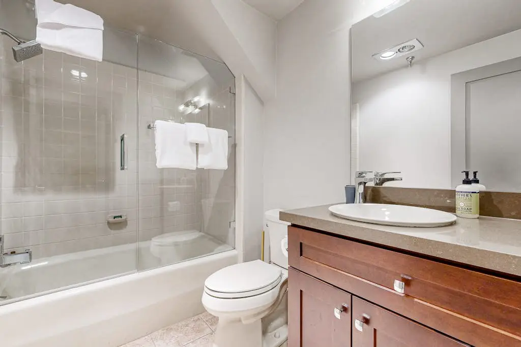 Upscale ski-in - ski-out condo with fireplace, all-season pool, hot tub & gym