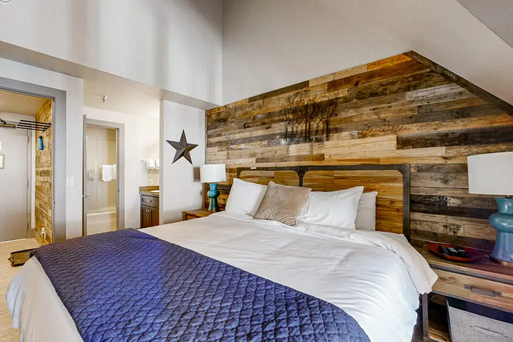 Upscale ski-in - ski-out condo with fireplace, all-season pool, hot tub & gym
