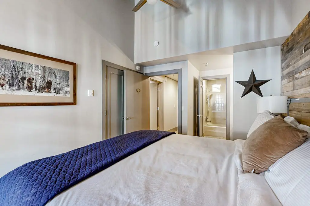Upscale ski-in - ski-out condo with fireplace, all-season pool, hot tub & gym