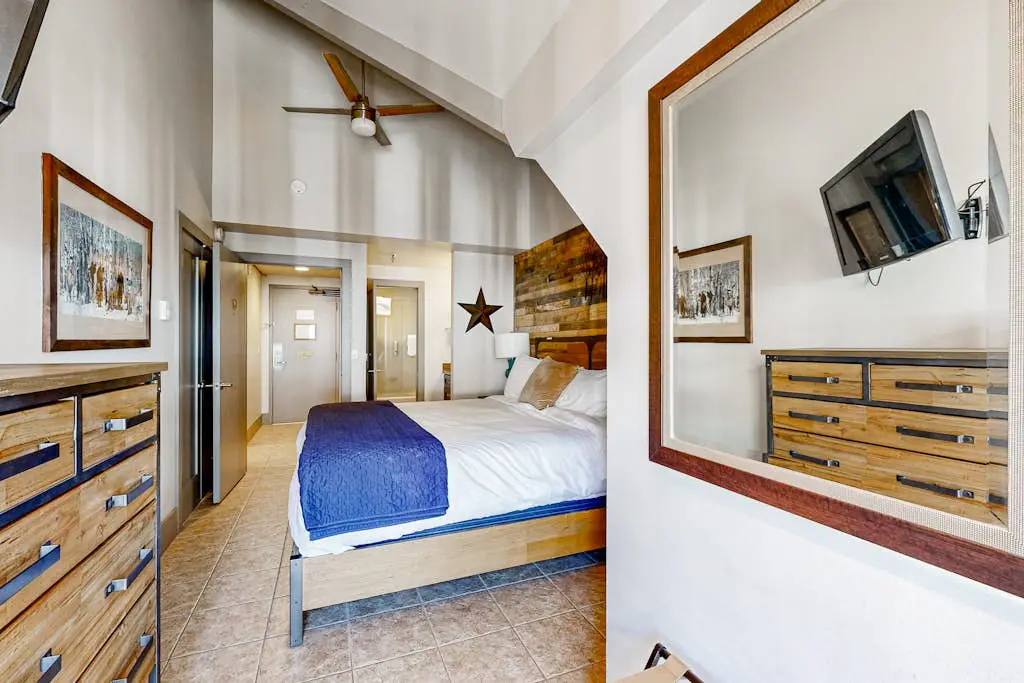 Upscale ski-in - ski-out condo with fireplace, all-season pool, hot tub & gym