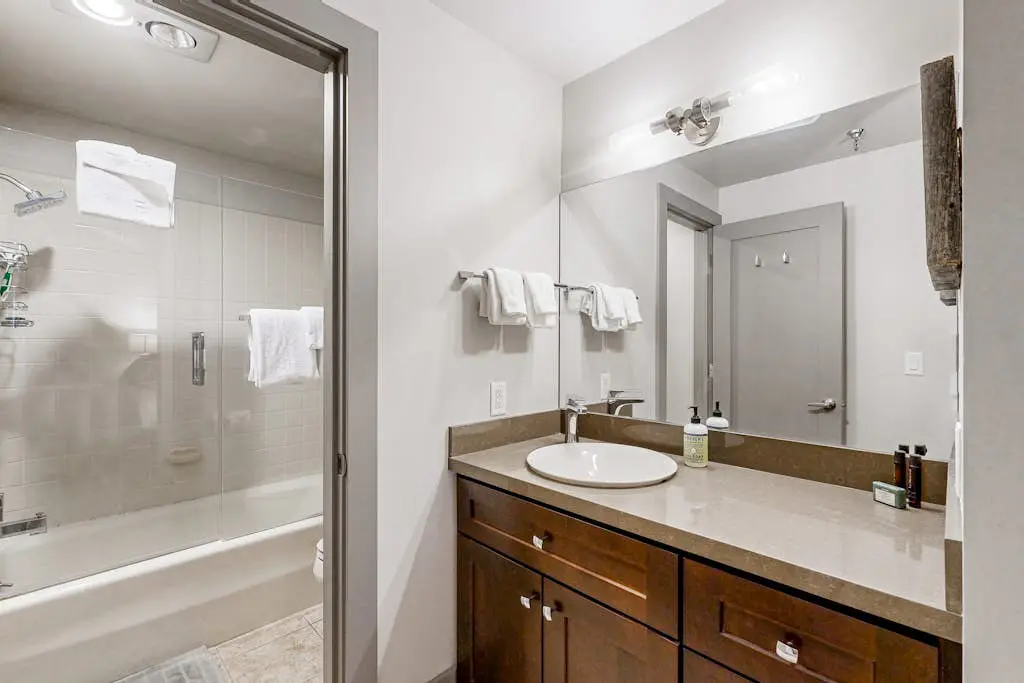 Upscale ski-in - ski-out condo with fireplace, all-season pool, hot tub & gym