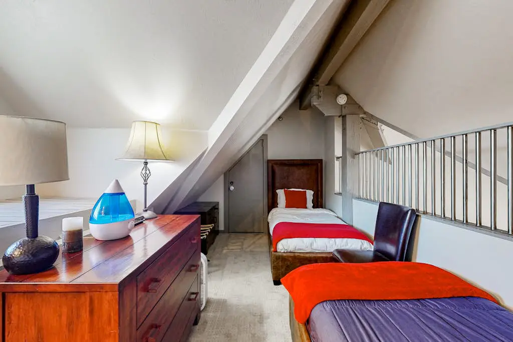 Upscale ski-in - ski-out condo with fireplace, all-season pool, hot tub & gym