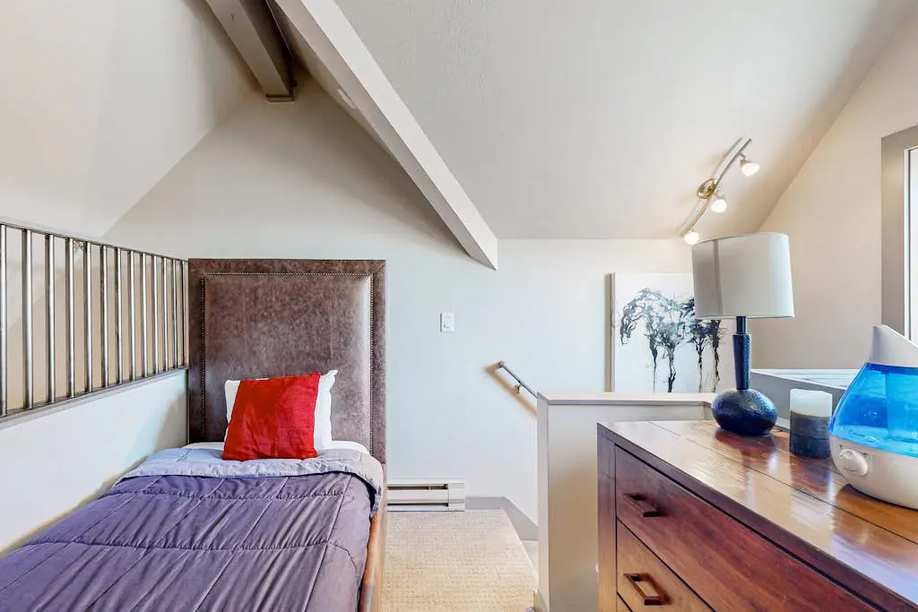 Upscale ski-in - ski-out condo with fireplace, all-season pool, hot tub & gym