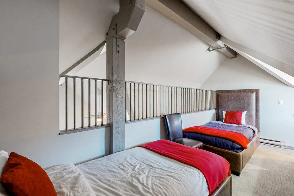 Upscale ski-in - ski-out condo with fireplace, all-season pool, hot tub & gym