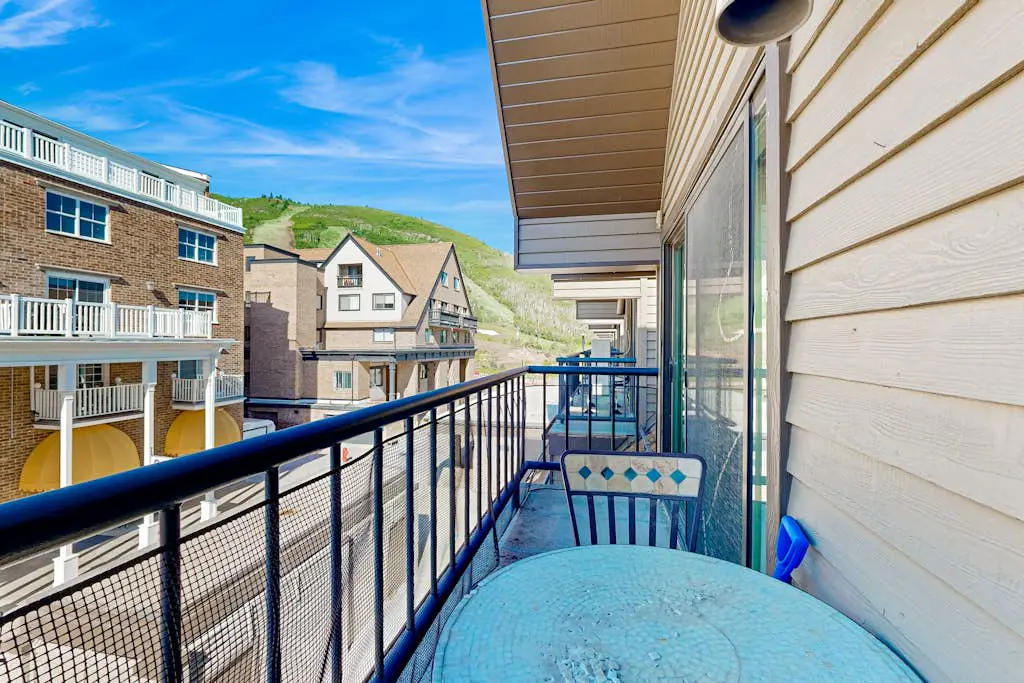 Upscale ski-in - ski-out condo with fireplace, all-season pool, hot tub & gym