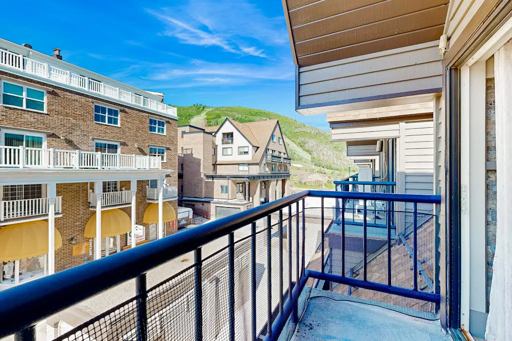 Upscale ski-in - ski-out condo with fireplace, all-season pool, hot tub & gym