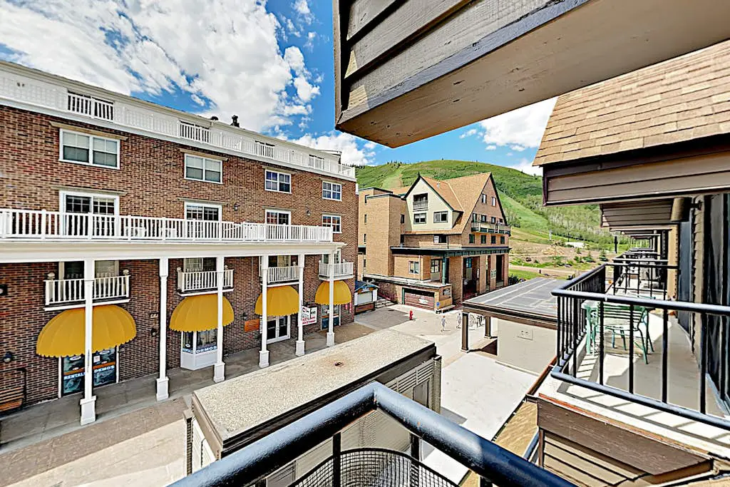 Upscale ski-in - ski-out condo with fireplace, all-season pool, hot tub & gym