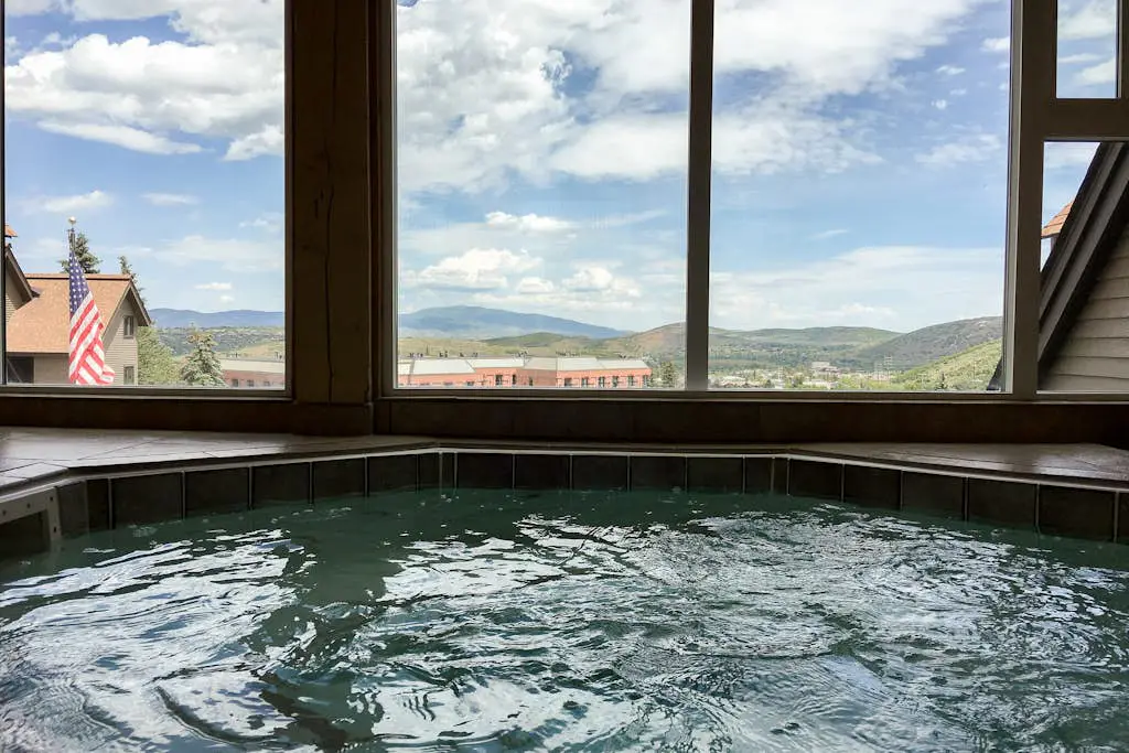 Upscale ski-in - ski-out condo with fireplace, all-season pool, hot tub & gym