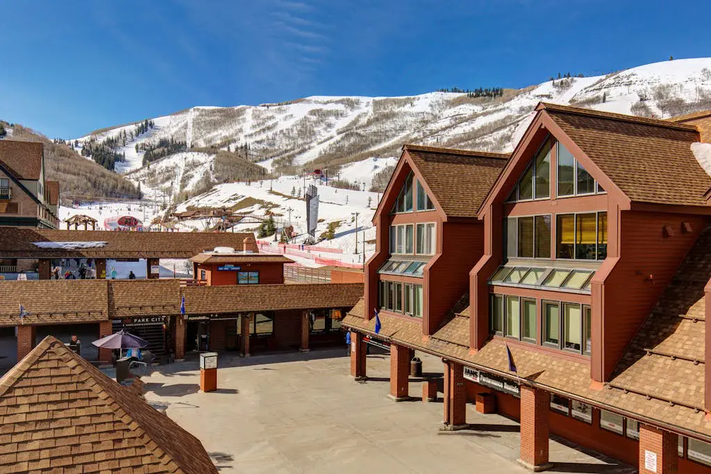 Upscale ski-in - ski-out condo with fireplace, all-season pool, hot tub & gym