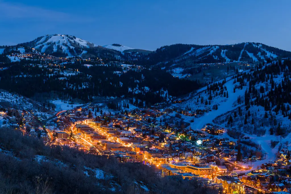 Upscale ski-in - ski-out condo with fireplace, all-season pool, hot tub & gym