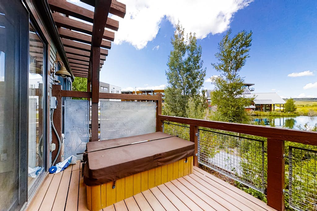 Dog-friendly Newpark townhome w/ private hot tub, washer/dryer, & central AC