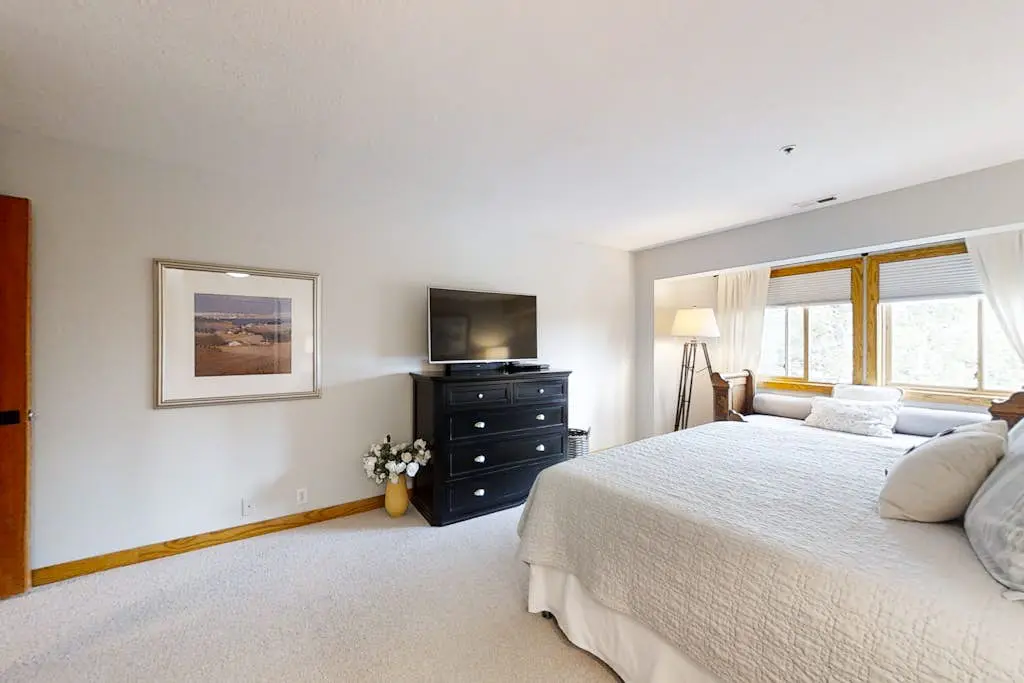 All Seasons Condominiums 303