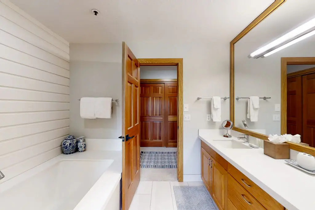 All Seasons Condominiums 303